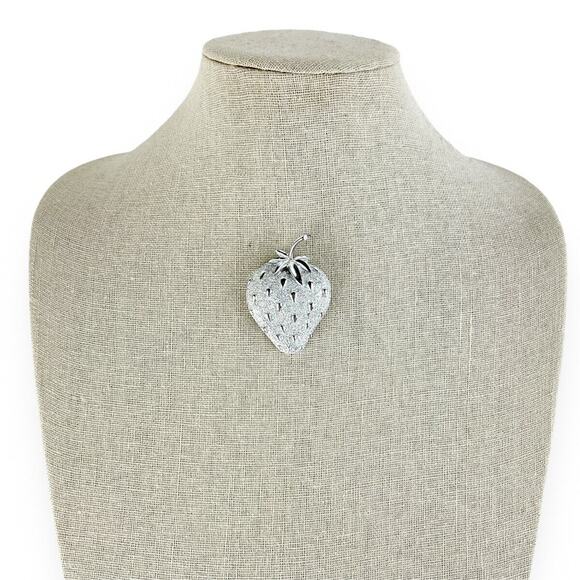 Sarah Coventry Strawberry Ice Brooch Textured Silver Tone Fruit Pin 2" Vintage - Picture 3 of 10